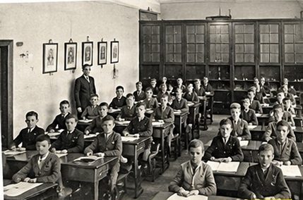 Eine Schulklasse früher
